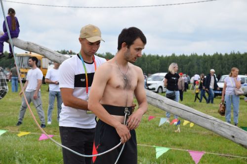 На Сабантуе в Нурлате Рифат Абдулвалиев поднялся за петухом за 30 секунд