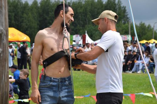 На Сабантуе в Нурлате Рифат Абдулвалиев поднялся за петухом за 30 секунд