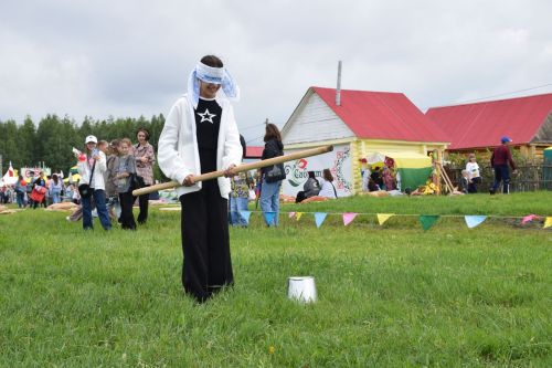 На Сабантуе в Нурлате Рифат Абдулвалиев поднялся за петухом за 30 секунд