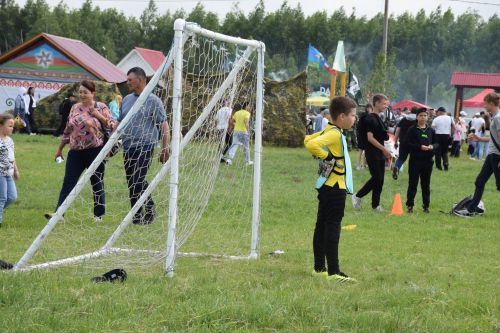 На Сабантуе в Нурлате Рифат Абдулвалиев поднялся за петухом за 30 секунд