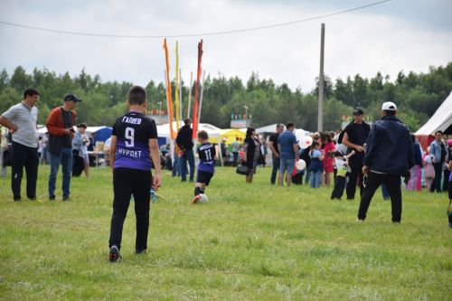 На Сабантуе в Нурлате Рифат Абдулвалиев поднялся за петухом за 30 секунд