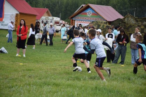 На Сабантуе в Нурлате Рифат Абдулвалиев поднялся за петухом за 30 секунд
