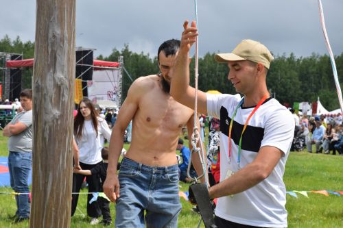 На Сабантуе в Нурлате Рифат Абдулвалиев поднялся за петухом за 30 секунд
