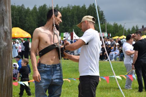На Сабантуе в Нурлате Рифат Абдулвалиев поднялся за петухом за 30 секунд