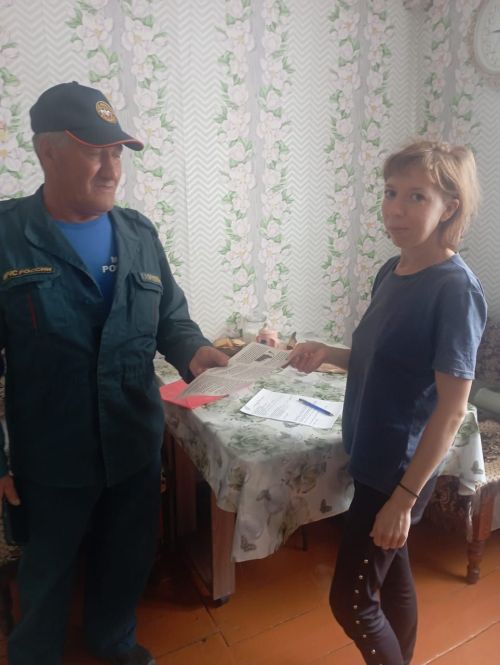 Специалист отделения социальной помощи и сотрудник МЧС продолжают обход многодетных семей