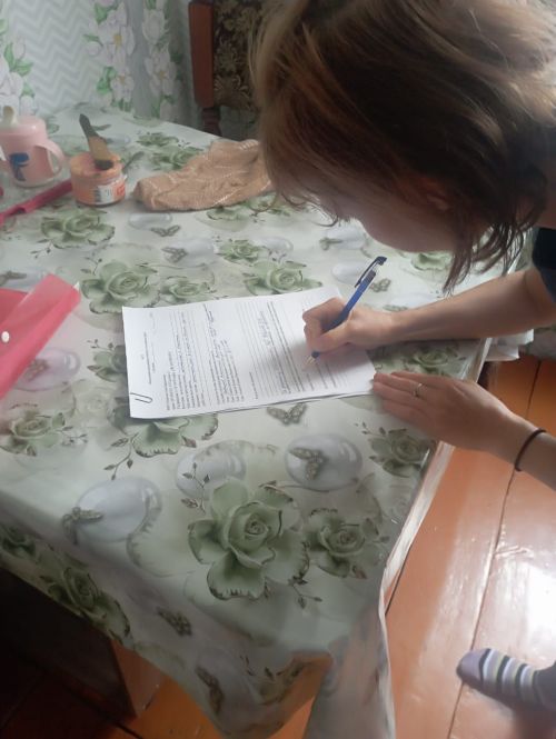 Специалист отделения социальной помощи и сотрудник МЧС продолжают обход многодетных семей
