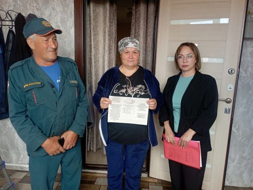 Специалист отделения социальной помощи и сотрудник МЧС продолжают обход многодетных семей