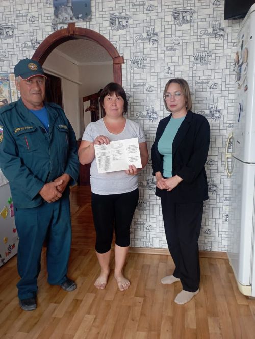 Специалист отделения социальной помощи и сотрудник МЧС продолжают обход многодетных семей