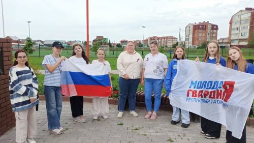 В парке имени Хусаинова прошла патриотическая акция, посвящённая Дню Государственного флага Российской Федерации