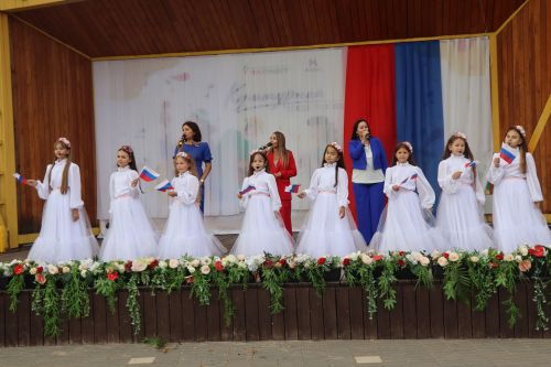 На Центральной площади Нурлата проходят праздничные мероприятия, посвященные Дню флага России