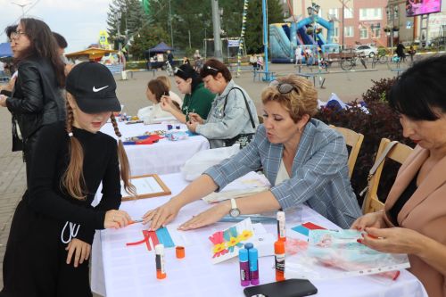 На Центральной площади Нурлата проходят праздничные мероприятия, посвященные Дню флага России