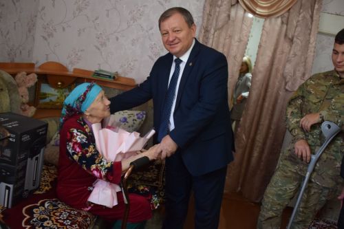 Дамир Ишкинеев вручил награды матери бойцов СВО