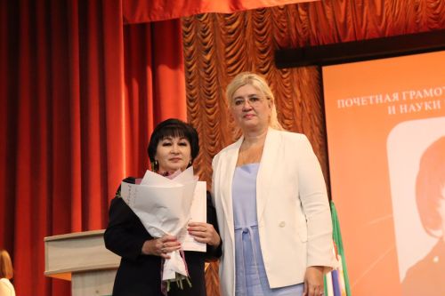 Пленарное заседание августовской конференции было богатым на награждения