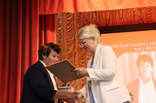 Пленарное заседание августовской конференции было богатым на награждения
