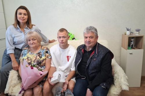 Сенатор Емельянов посетил семьи бойцов СВО в Набережных Челнах