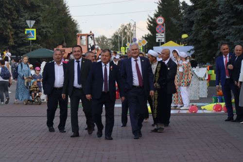Сегодня нурлатцы отметили День работников нефтяной и газовой промышленности  (фоторепортаж)