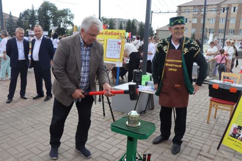 Сегодня нурлатцы отметили День работников нефтяной и газовой промышленности  (фоторепортаж)