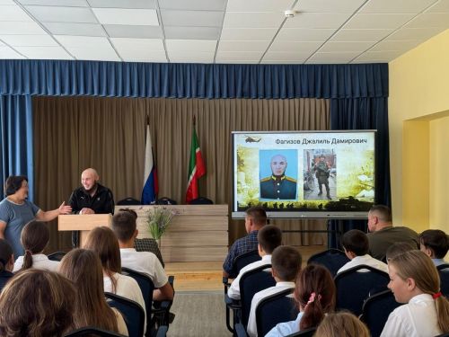 В Нурлатской школе №2 состоялась встреча с участником СВО