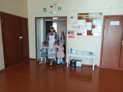 Семья из Русской Менчи принимает участие в фотоконкурсе «Всей семьей на выборы» в чувашских национальных костюмах