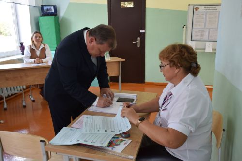 Дамир Ишкинеев проголосовал на избирательном участке №2324