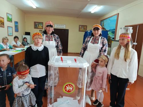 Семья из Русской Менчи принимает участие в фотоконкурсе «Всей семьей на выборы» в чувашских национальных костюмах