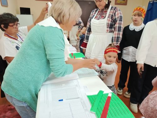 Семья из Русской Менчи принимает участие в фотоконкурсе «Всей семьей на выборы» в чувашских национальных костюмах