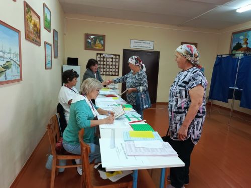 Пенсионерки из Караульной Горы на голосование на избирательный участок приехали на велосипедах