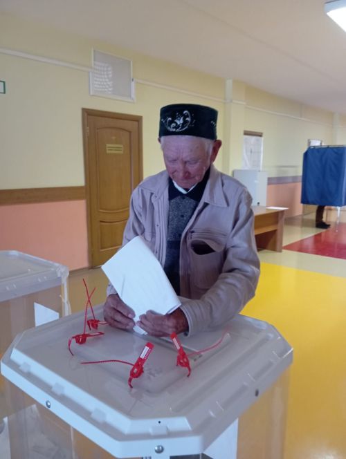 87-летний избиратель из Нурлата с самого утра поспешил на свой участок