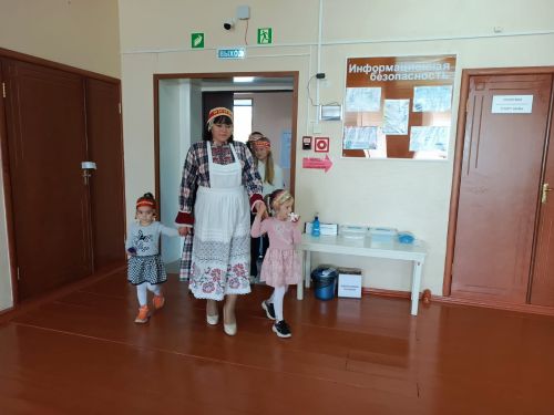 Семья из Русской Менчи принимает участие в фотоконкурсе «Всей семьей на выборы» в чувашских национальных костюмах