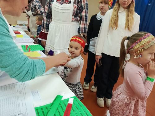 Семья из Русской Менчи принимает участие в фотоконкурсе «Всей семьей на выборы» в чувашских национальных костюмах