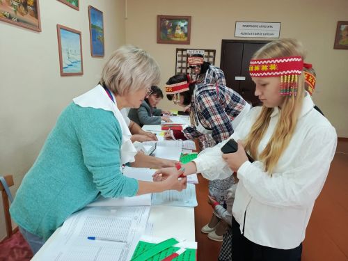 Семья из Русской Менчи принимает участие в фотоконкурсе «Всей семьей на выборы» в чувашских национальных костюмах