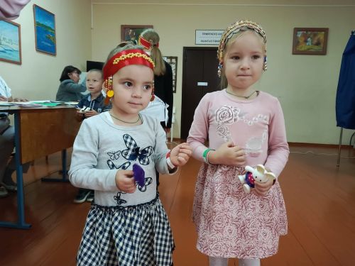 Семья из Русской Менчи принимает участие в фотоконкурсе «Всей семьей на выборы» в чувашских национальных костюмах