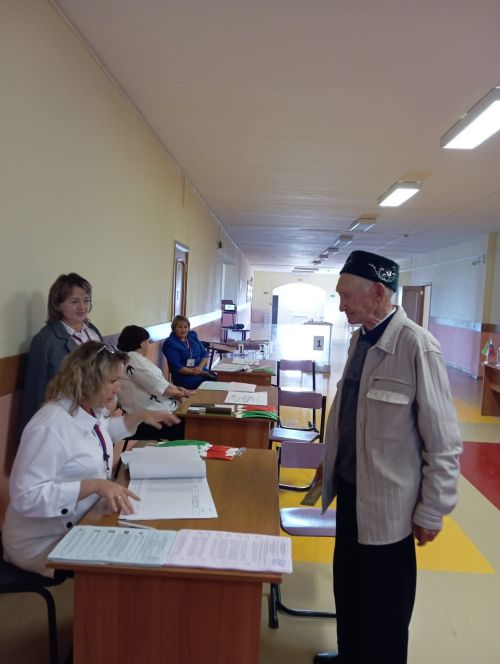 87-летний избиратель из Нурлата с самого утра поспешил на свой участок