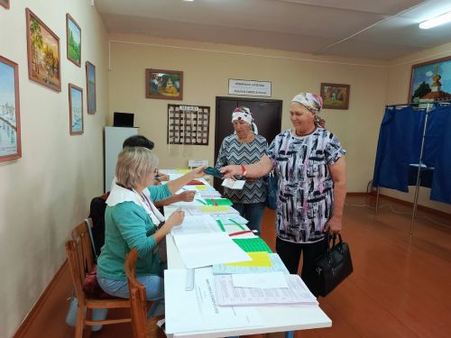 Пенсионерки из Караульной Горы на голосование на избирательный участок приехали на велосипедах