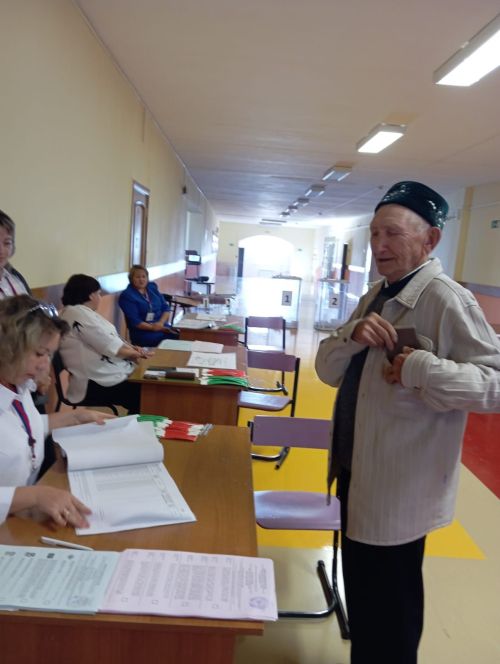 87-летний избиратель из Нурлата с самого утра поспешил на свой участок