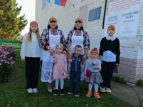 Семья из Русской Менчи принимает участие в фотоконкурсе «Всей семьей на выборы» в чувашских национальных костюмах