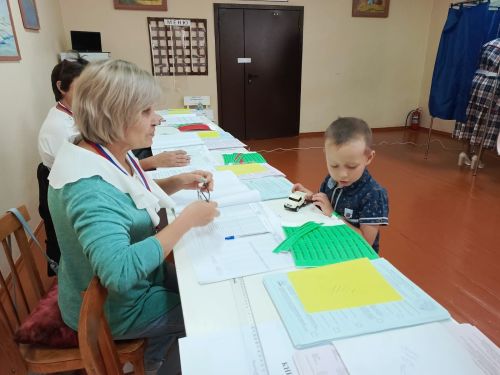 Семья из Русской Менчи принимает участие в фотоконкурсе «Всей семьей на выборы» в чувашских национальных костюмах