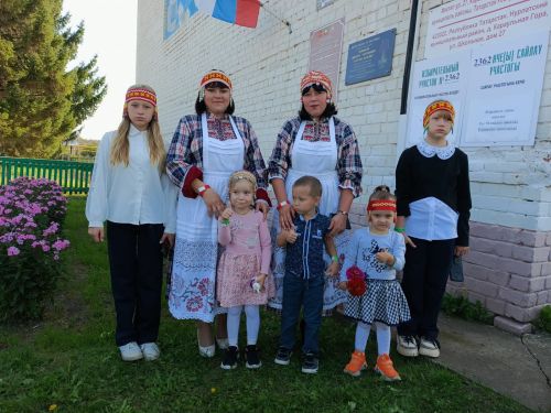 Семья из Русской Менчи принимает участие в фотоконкурсе «Всей семьей на выборы» в чувашских национальных костюмах