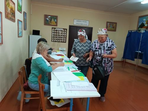 Пенсионерки из Караульной Горы на голосование на избирательный участок приехали на велосипедах