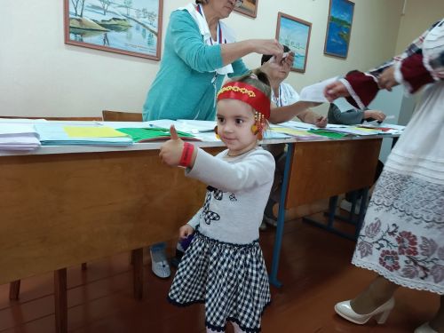 Семья из Русской Менчи принимает участие в фотоконкурсе «Всей семьей на выборы» в чувашских национальных костюмах