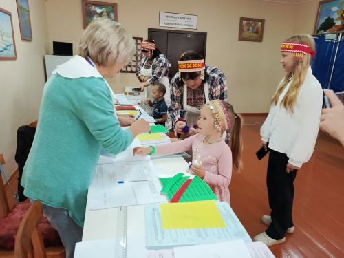 Семья из Русской Менчи принимает участие в фотоконкурсе «Всей семьей на выборы» в чувашских национальных костюмах