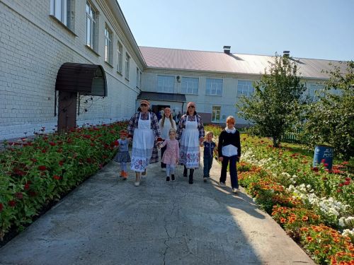 Семья из Русской Менчи принимает участие в фотоконкурсе «Всей семьей на выборы» в чувашских национальных костюмах