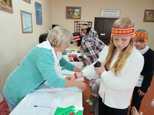Семья из Русской Менчи принимает участие в фотоконкурсе «Всей семьей на выборы» в чувашских национальных костюмах