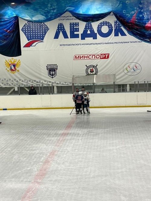В хоккейном матче встретились команды «Ледок» из Нурлата и «Ледокол» из Зеленодольска