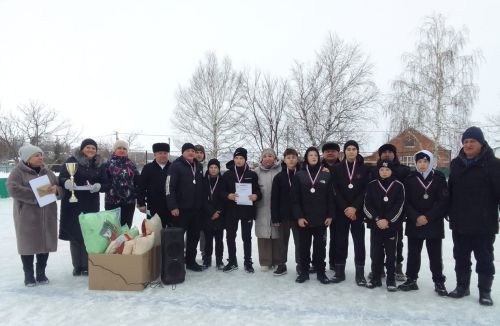 В селе Курманаево прошел турнир по хоккею среди сельских школ Нурлатского района