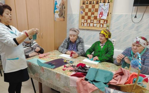 Куклы-обереги научились изготавливать жительницы Нурлатского дома-интерната