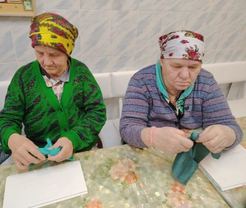 Куклы-обереги научились изготавливать жительницы Нурлатского дома-интерната