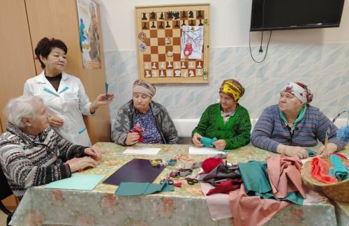 Куклы-обереги научились изготавливать жительницы Нурлатского дома-интерната