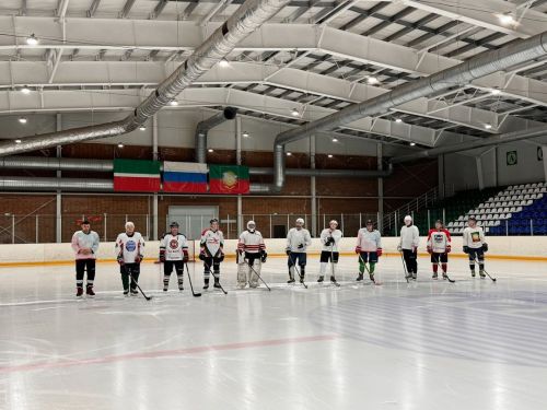 Ночной хоккей вернулся: в Нурлате стартовали соревнования «Ночной хоккейной лиги-2025»