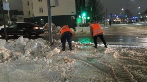 В Нурлате работы по уборке снега продолжаются и ночью